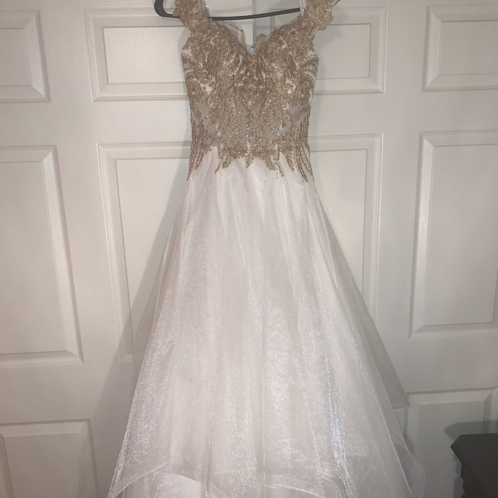 A-line white and gold gown - Picture 2 of 6